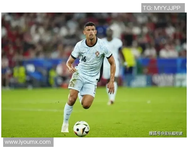 足球明星中那些身披3号战袍的传奇球员们的辉煌故事与成就 足球明星中那些身披3号战袍的传奇球员们的辉煌故事与成就