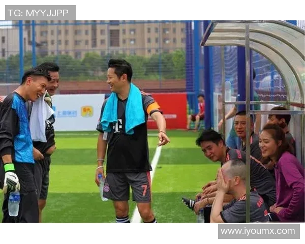 足球明星何佳的个人简介与精彩瞬间照片分享