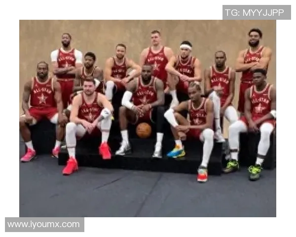 足球巨星齐聚一堂的精彩合照展现了无与伦比的球场魅力与友谊 足球巨星齐聚一堂的精彩合照展现了无与伦比的球场魅力与友谊